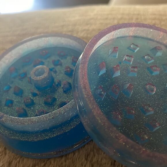 Handmade epoxy resin grinder glow in the dark - Picture 3 of 4